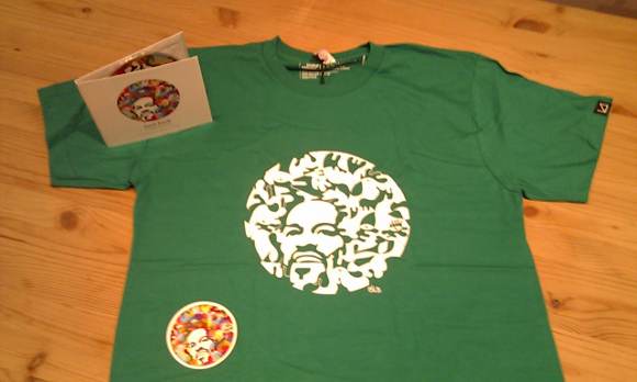 Foto vom T-Shirt und der CD